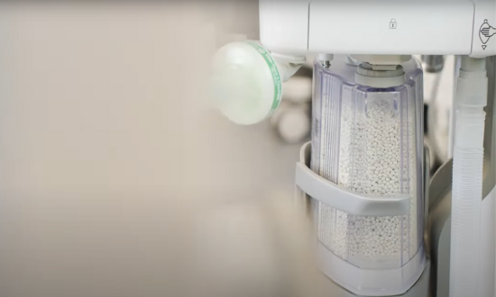 Fitting the SmartCan™ disposable CO₂ absorber